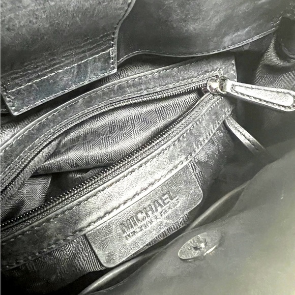 - Michael Kors Hamilton satchel with optional chain and leather strap lock/ key - Picture 16 of 16